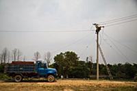 Myanmar / Mrauk U / 2014 / Burmese installing powe