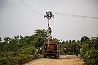 Myanmar / Mrauk U / 2014 / Burmese installing powe