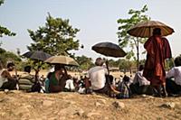 Myanmar / Mrauk U / 2014 / Spectators watching the
