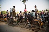 Myanmar / Mrauk U / 2014 / Spectators watching the