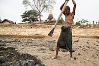 Myanmar / Mrauk U / 2014 / Man digging a hole into