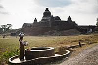 Myanmar / Mrauk U / 2014 / Burmese young woman get