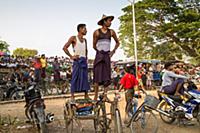 Myanmar / Mrauk U / 2014 / Spectators watching the