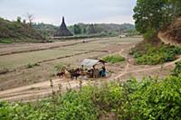 Myanmar / Mrauk U / 2014 / Burmese women getting w