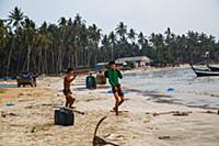 Myanmar / Ngapali / 2014 / Burmese bringing fuel t