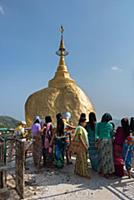MYANMAR / Mon State / 2015 / Women looking to the 