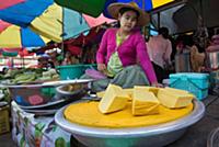 MYANMAR / Kayin State / Hpa-an / Tofu sale on the 