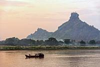 MYANMAR / Kayin State / Hpa-an / Evening mood on t