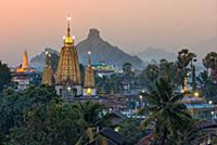 MYANMAR / Kayin State / Hpa-an / Evening mood in H