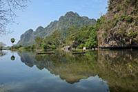 MYANMAR / Kayin State / Hpa-an / Idyllic lake fram