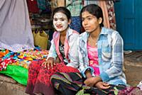 MYANMAR / Kayin State / Hpa-an / Market vendors wi