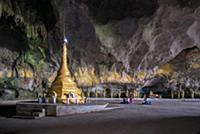 MYANMAR / Kayin State / Hpa-an / Buddhists praying