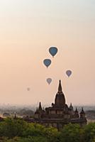 MYANMAR / Mandalay Division / Bagan / Balloon flig