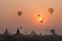 MYANMAR / Mandalay Division / Bagan / Hot-air ball