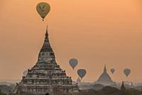 MYANMAR / Mandalay Division / Bagan / Ballooning o