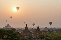 MYANMAR / Mandalay Division / Bagan / Hot-air ball