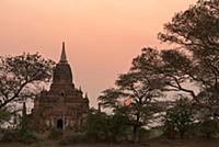 MYANMAR / Mandalay Division / Bagan / Sunset in th