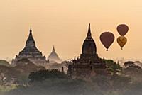 MYANMAR / Mandalay Division / Bagan / Balloon flig