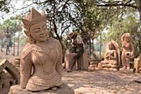 MYANMAR / Mandalay Division / Bagan / Sculptor wor