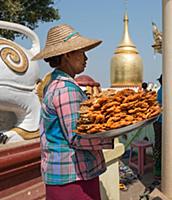 MYANMAR / Mandalay Division / Bagan / Seller with 