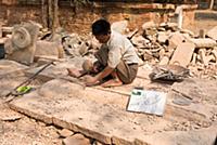 MYANMAR / Mandalay Division / Bagan / Sculptor wor