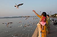 MYANMAR / Mon State / Mawlamyaing / Locals feeding