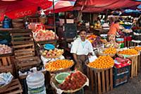 MYANMAR / Mon State / Mawlamyaing / Selling fruits