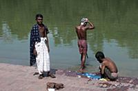 BANGLADESH / Dhaka / 23.10.2009 /Youngsters washin