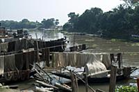 BANGLADESH / Dhaka / 25.10.2009 / Life along the r