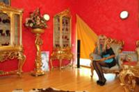 Писательница детективных романов Юлия Шилова позир