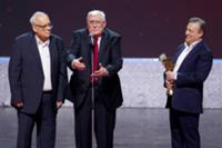 Олег Басилашвили и Эльдар Рязанов на XXV Церемонии
