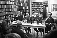 Алексей Леонов дает автограф рабочему цементного з