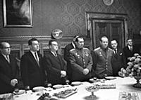 Алексей Леонов дает автограф рабочему цементного з