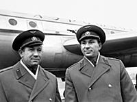 Алексей Леонов дает автограф рабочему цементного з
