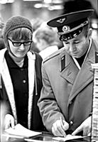 Алексей Леонов дает автограф рабочему цементного з