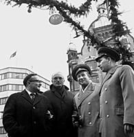 Алексей Леонов дает автограф рабочему цементного з
