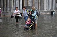 Наводнение в Венеции. Коляска с детьми в воде. Вен