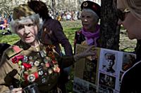 Ветераны в сквере у Большого театра. Москва, Росси