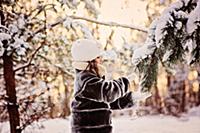 Девочка гуляет по заснеженному полю.