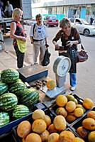 Уличная торговля овощами, фруктами, арбузами и дын