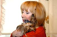 Кира Прошутинская у себя дома с собакой.