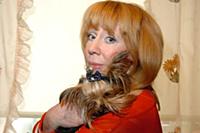 Кира Прошутинская у себя дома с собакой.