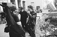 Черно-белые фотографии уличного концерта. Россия, 