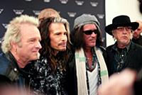 Стивен Тайлер и группа Aerosmith (Джо Перри, Том Х