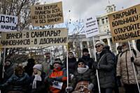 Митингующие. 2 ноября на Суворовской площади состо
