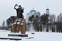 Памятник Ефрему Новоторжскому. Виды города Торжок.